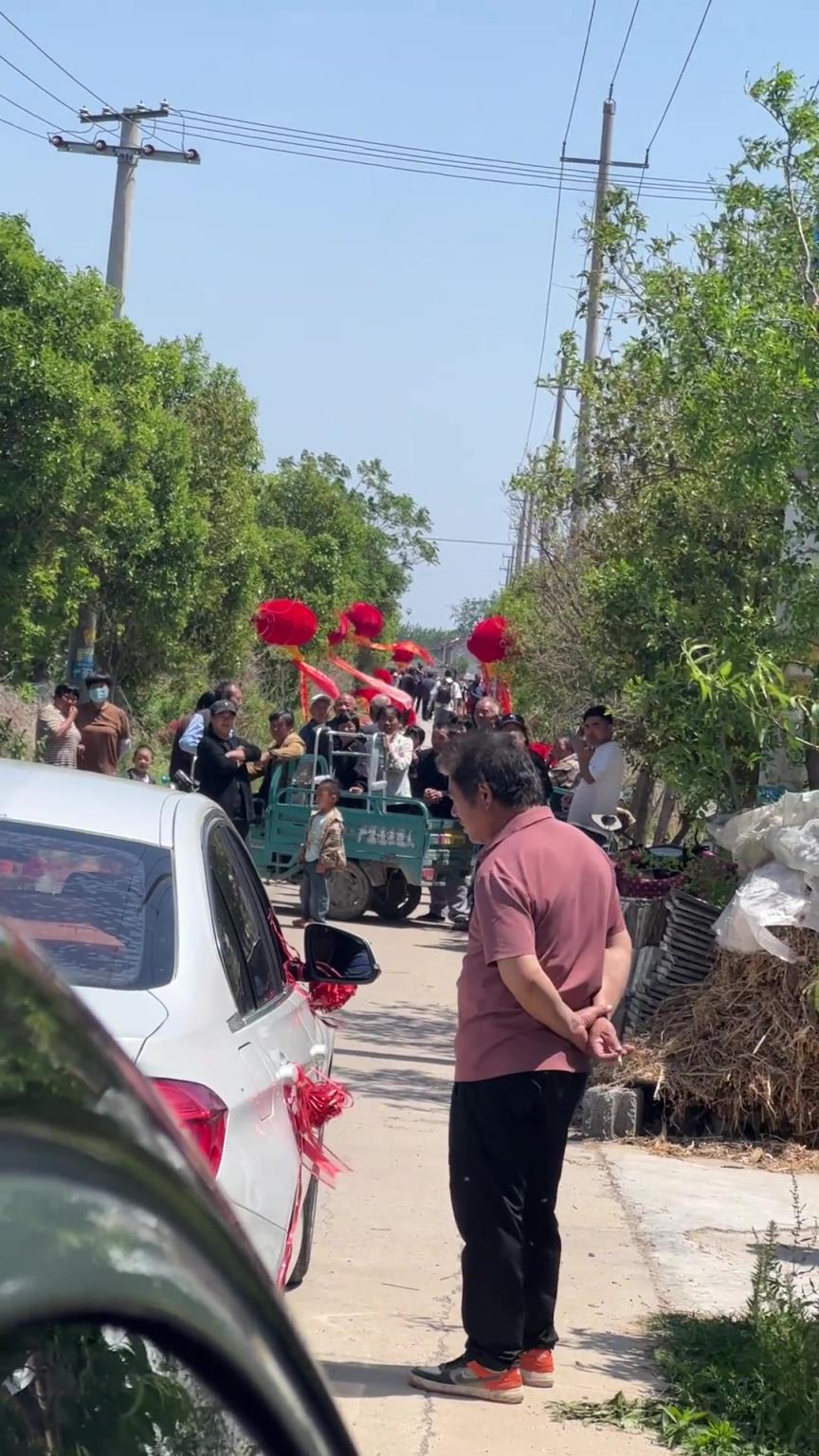 结婚那么多随队的，都是看热闹的？