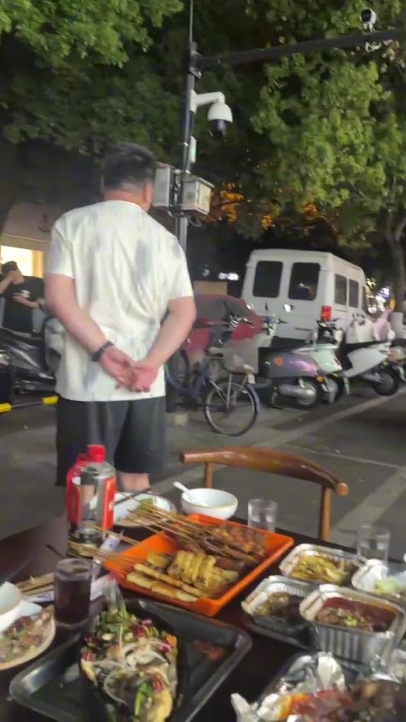 小伙剮蹭到路邊的車輛，找不到車主急哭！