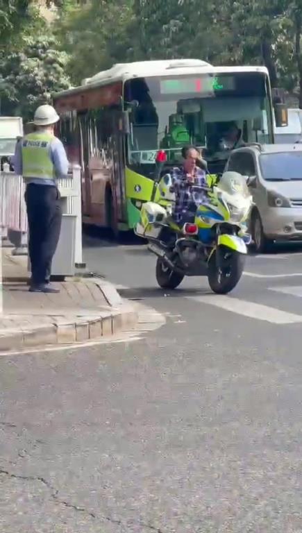 大爷这是要试骑警车啊！！