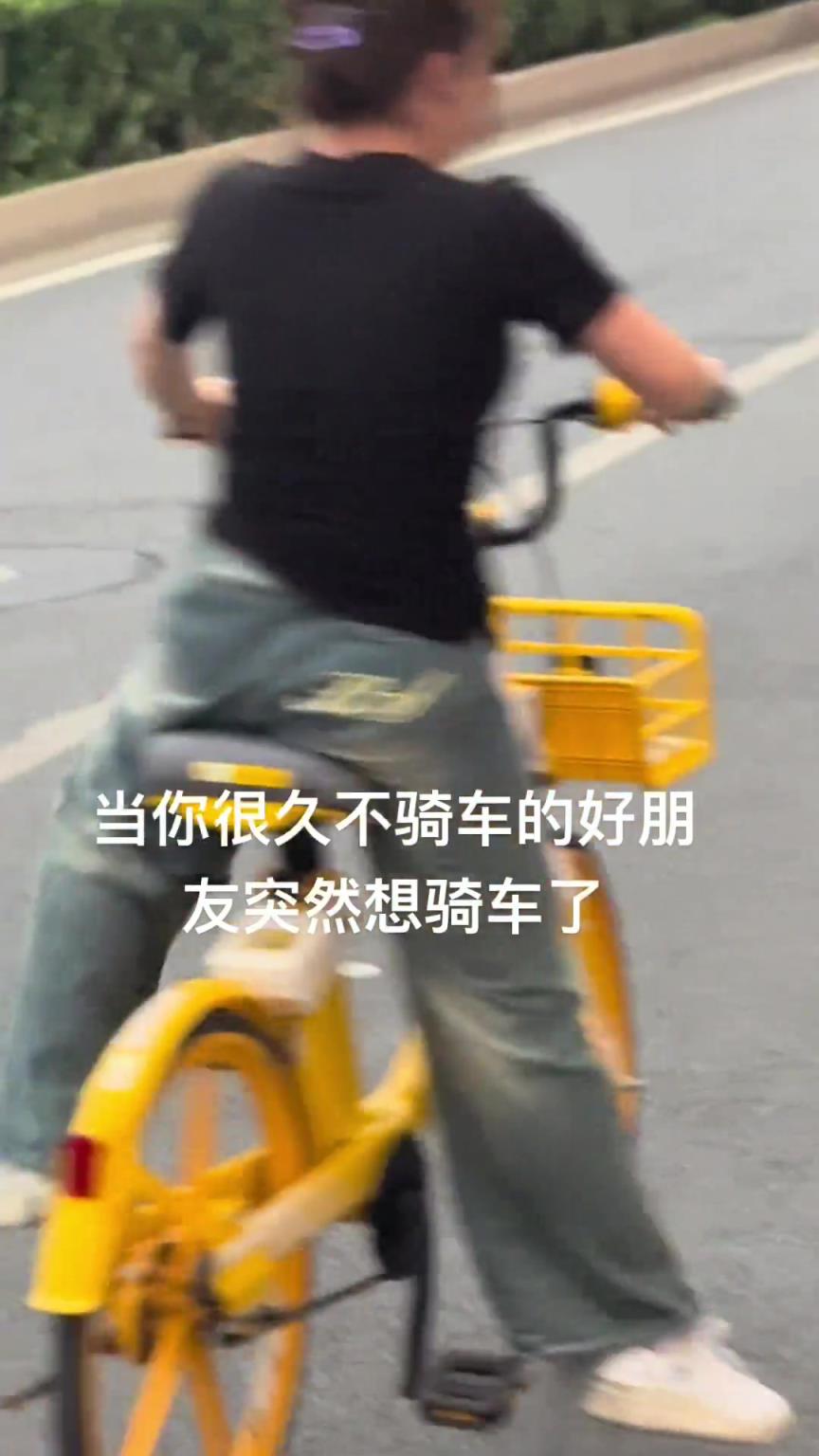 大哥面对女生突然的接触，不知该如何回应！