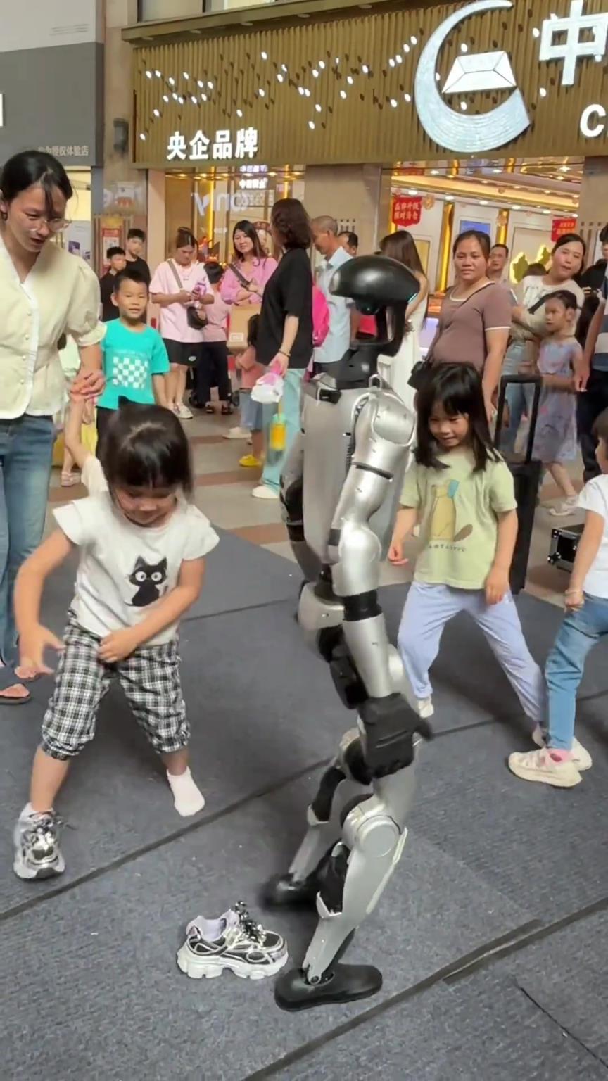 機器人：沒看到我沒長眼睛嗎