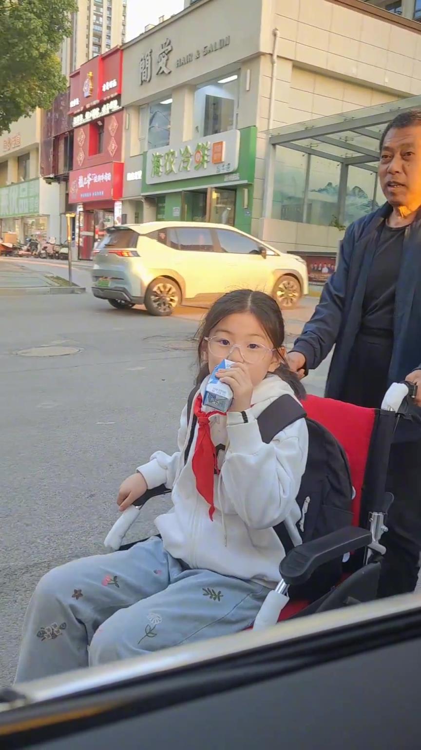 有这大孙女，爷爷原本需要一年康复的至少得提前半年