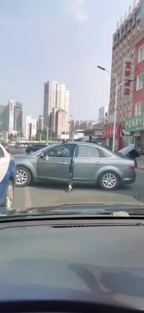 什么情况啊？这样子还敢踩油门啊？！