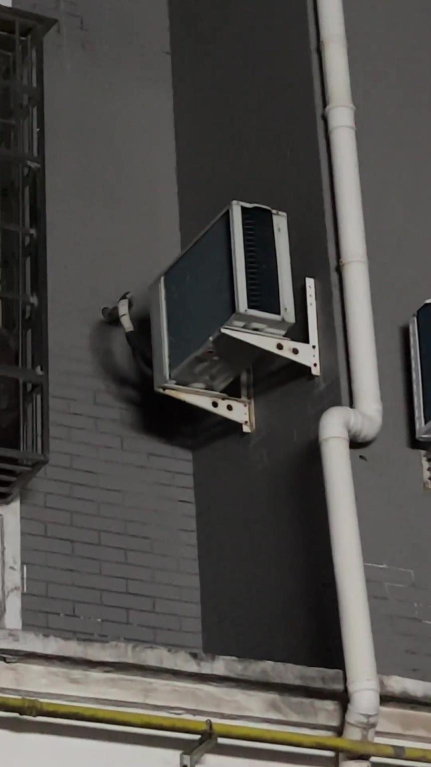 空調(diào)外機(jī)還有這樣裝的，這怕是得罪安裝師傅了吧??！