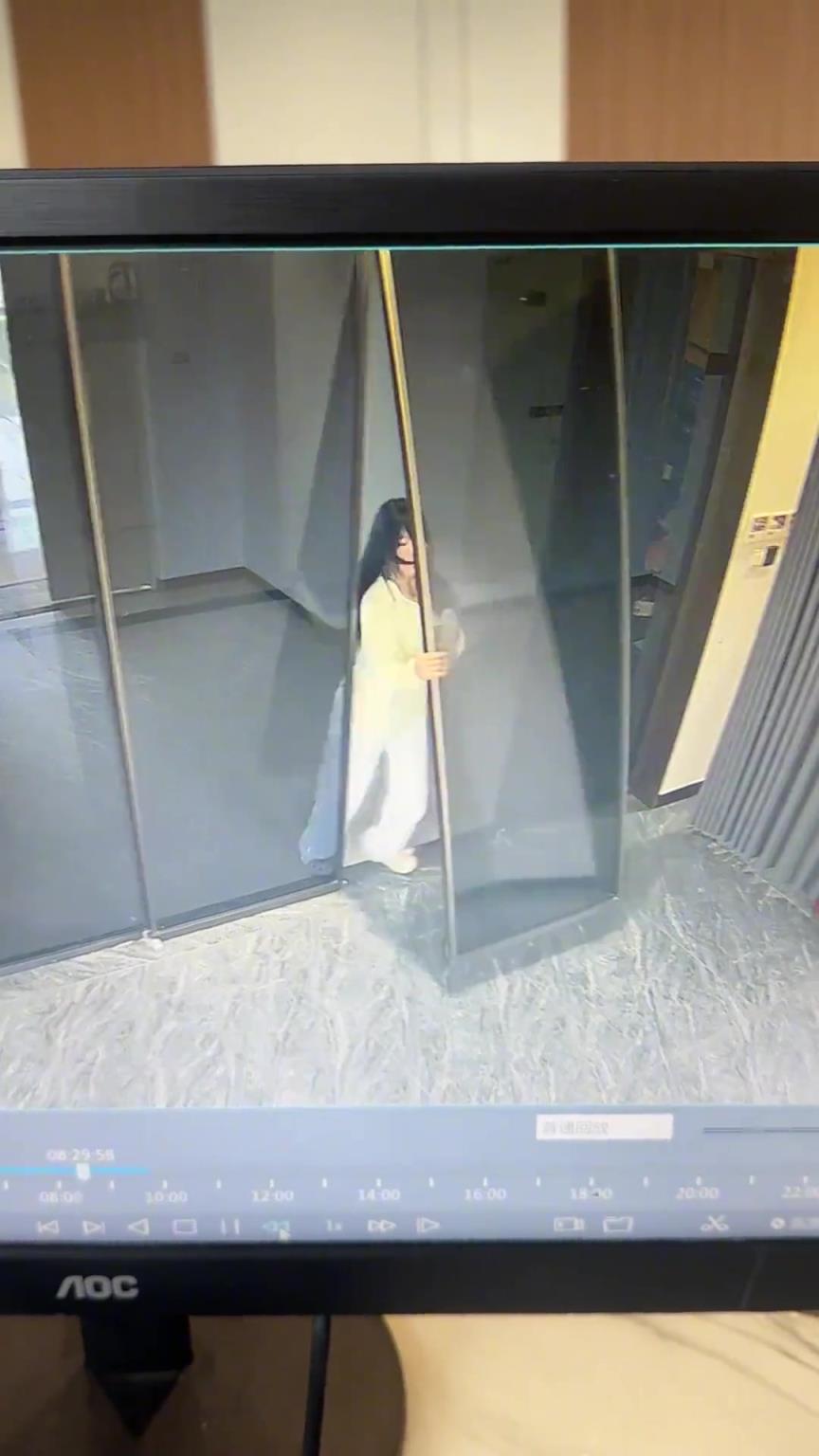女生上班第一天，給門撞飛了??！