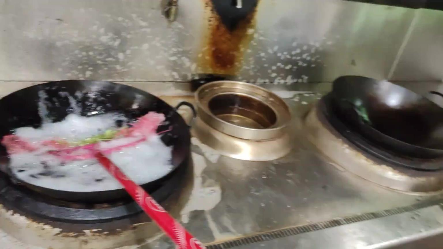 這掃把挺萬能啊?。? title=