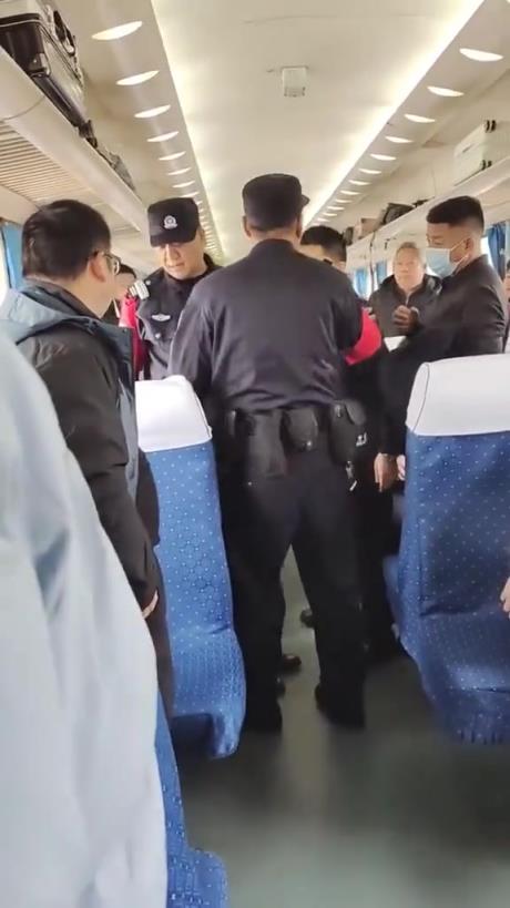 高鐵女子占用他人座位不讓，不聽話只能這樣了！！
