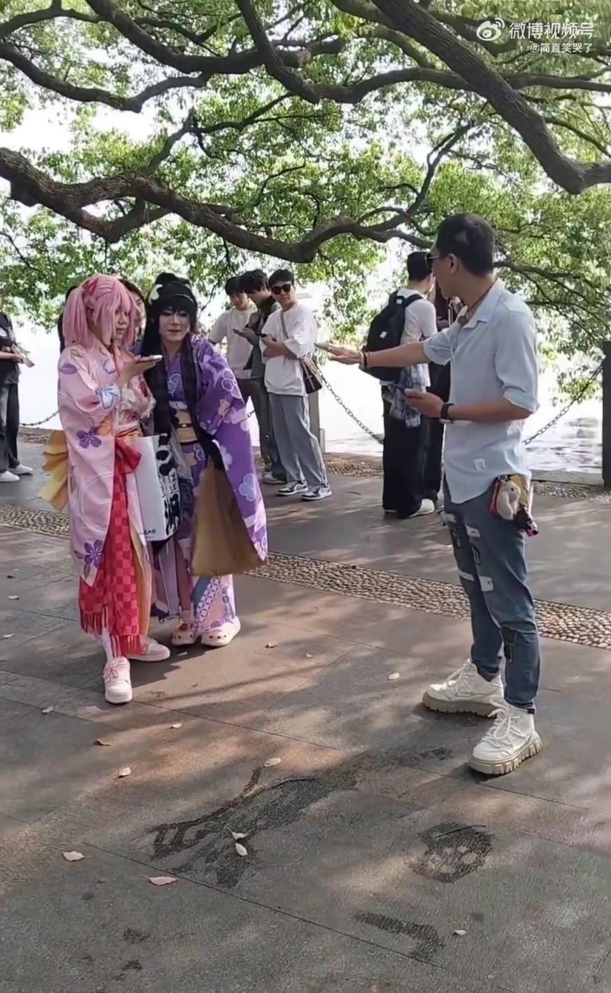 两女孩穿漫展和服逛景区遭男子阻拦报警，引发争议