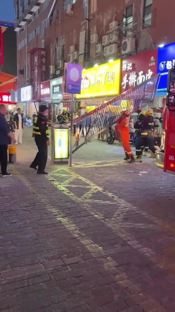还不给消防车开门他们都不知道自己是谁了