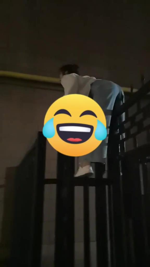 女生翻圍欄褲子差點(diǎn)被戳穿?。? title=