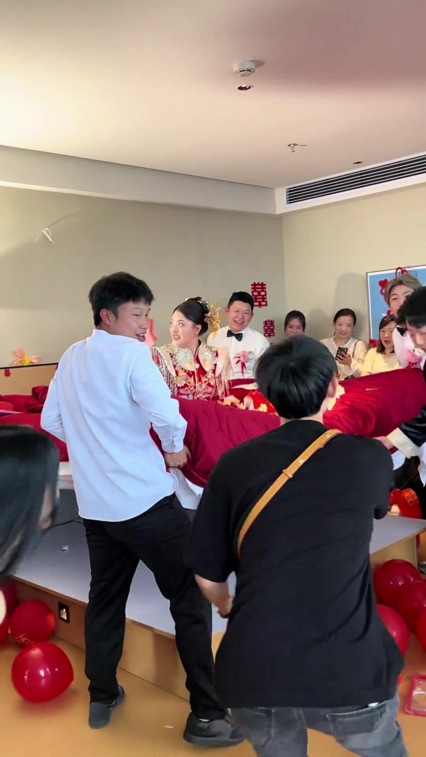 今天的伴郎團為了找鞋太給力了！