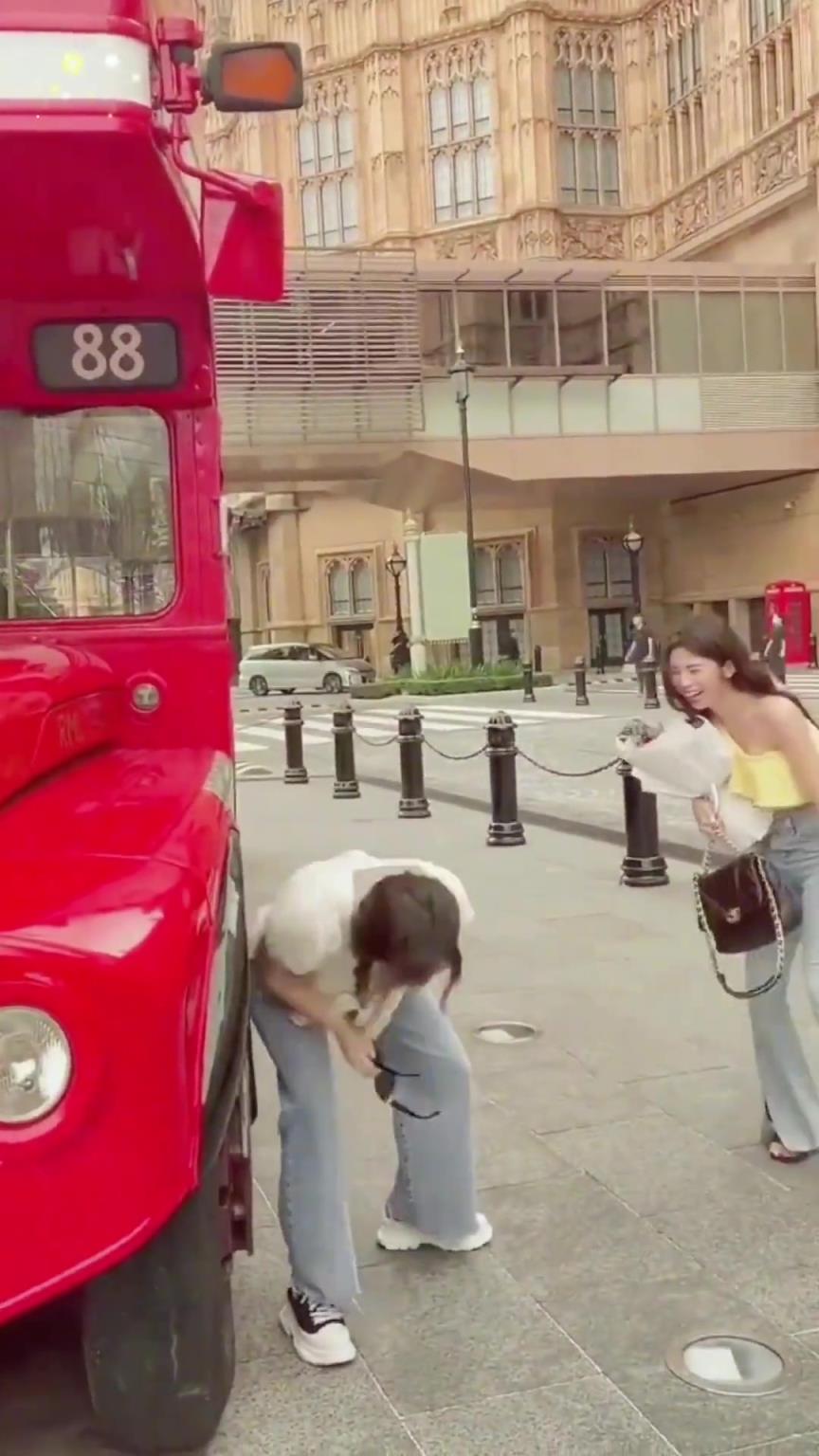 兩個(gè)女生在干嘛呢？這是什么拍照風(fēng)格？！
