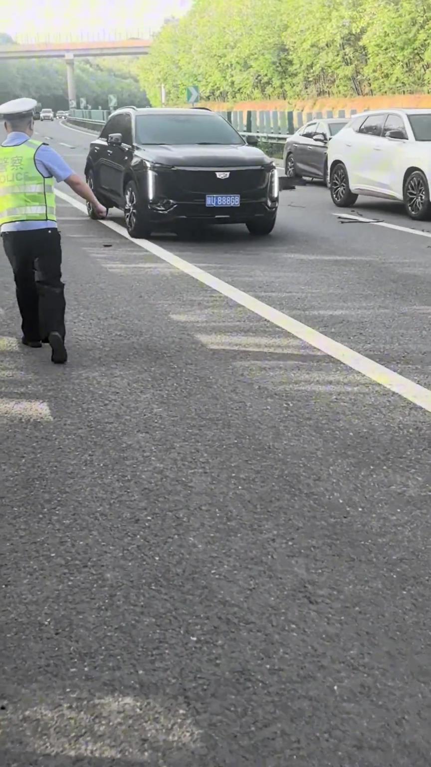 快速清除突發(fā)“危險(xiǎn)”路障 確保行車(chē)安全，也要注意自身安全