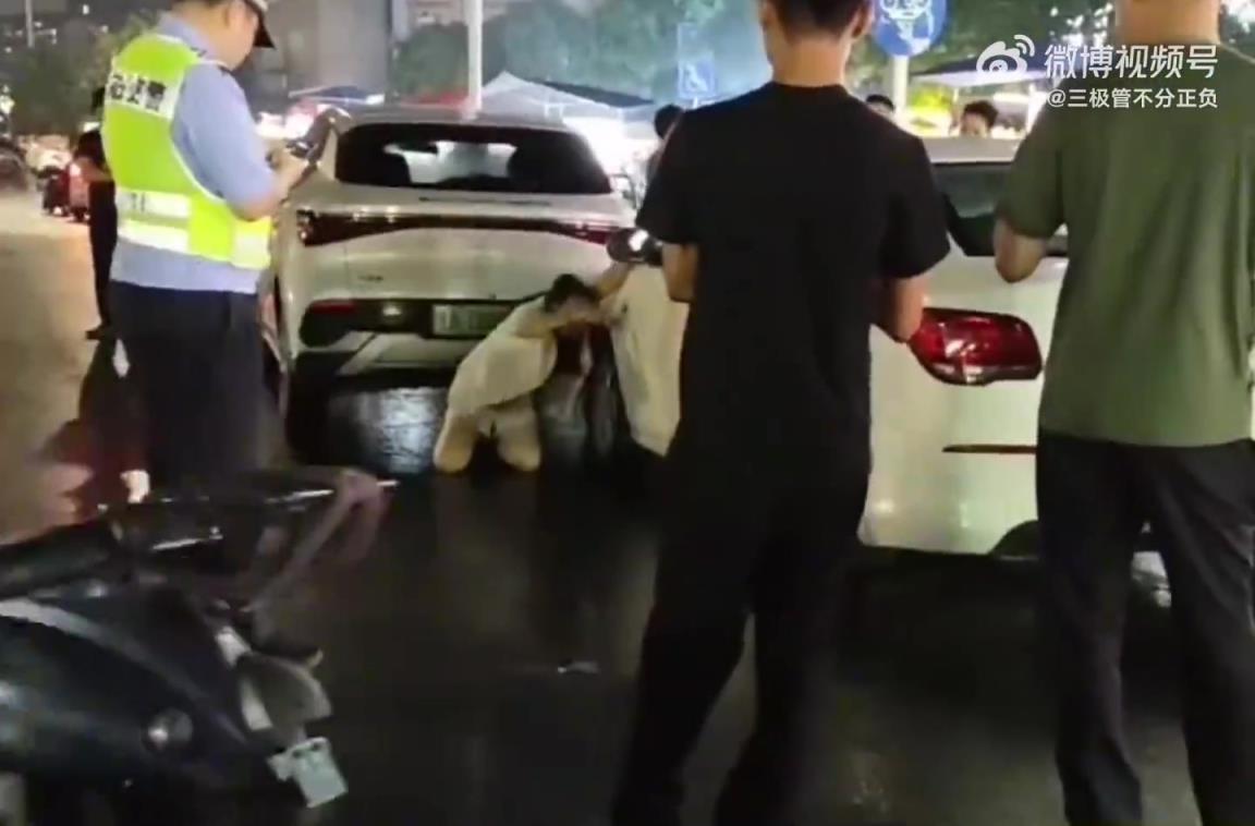 只是輕微剮蹭，大姐這是鬧哪出…