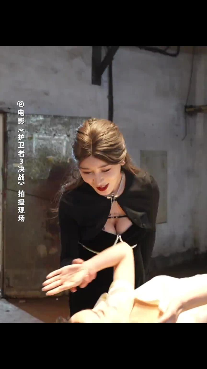 導(dǎo)演拍攝現(xiàn)場：她們拍個哭戲有這么難么？！！