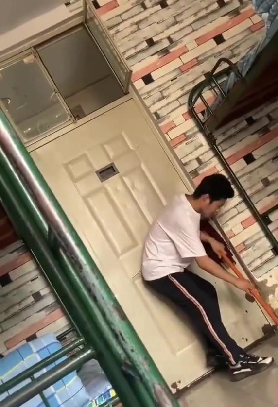 这要是立马被抓住，两个人必定打起来