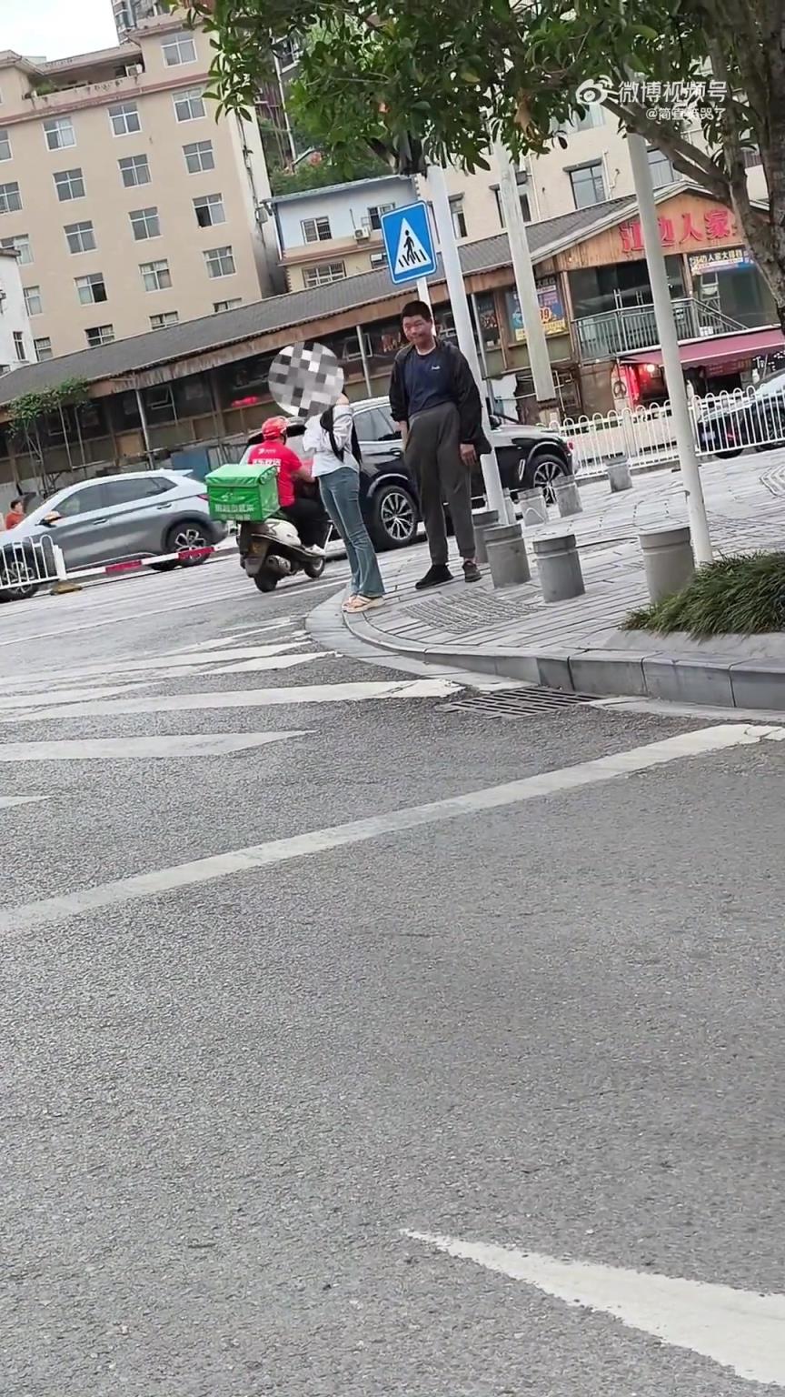 这小伙意欲何为？
