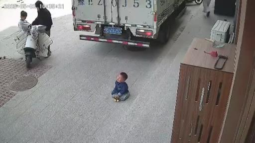 家长没看好孩子司机没观察路况，还好没出事。
