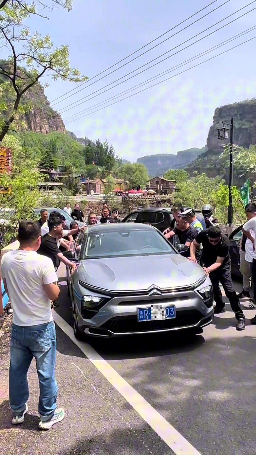 不知道車主有沒有在人群當(dāng)中。