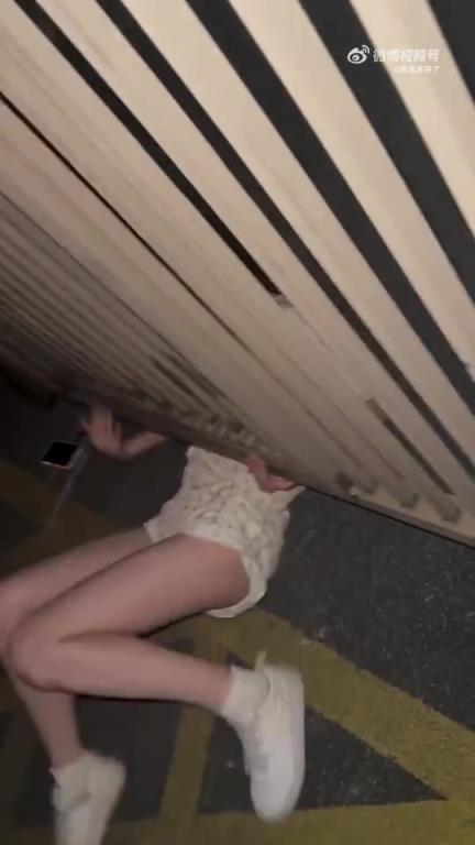 这么小的缝隙！这是怎么钻过去的？