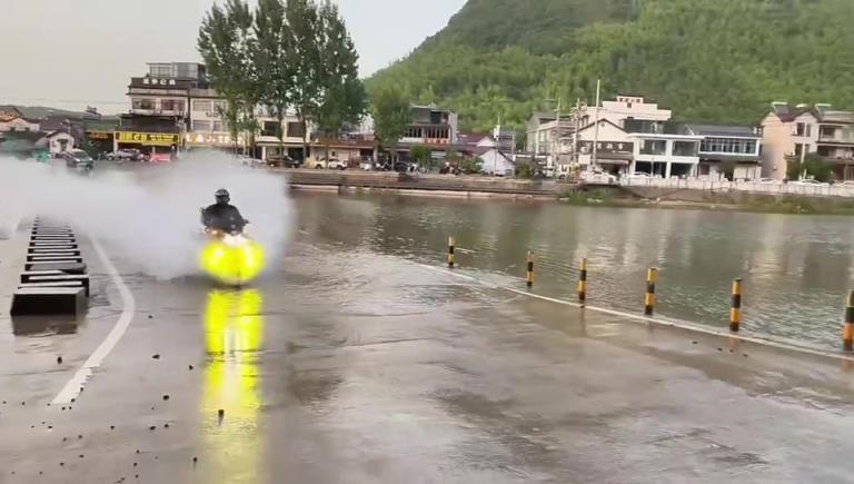 說了不讓你裝，你不聽啊 。車子摔壞了吧。