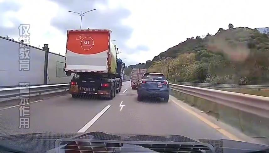 行車記錄儀拍下的驚險一幕,小車剎車不及撞上前車!!