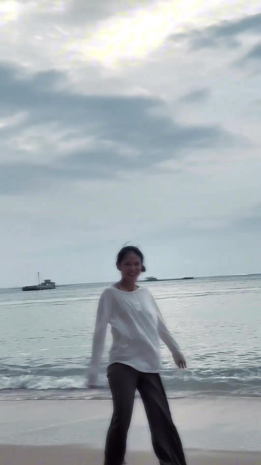 一般人来海边都不会脱衣服吧！