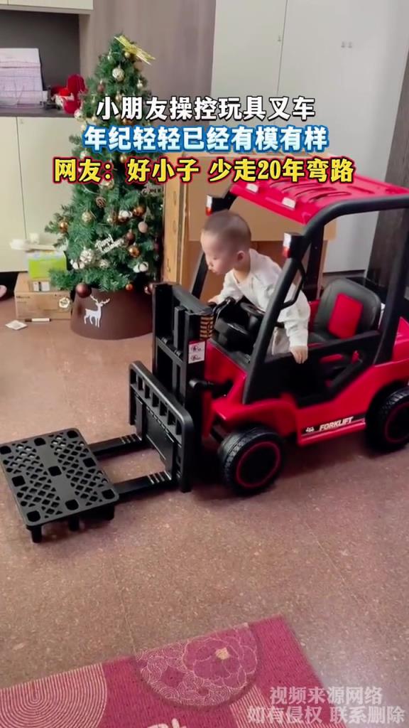 小朋友操控玩具叉车,年纪轻轻已经有模有样!!