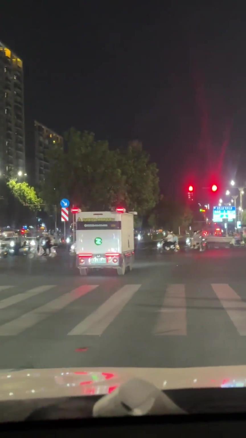 这无人快递车就这样闯红灯了？