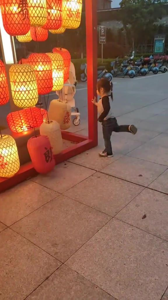 景区小女孩踢坏多个灯笼灯，家长竟然淡定拍视频