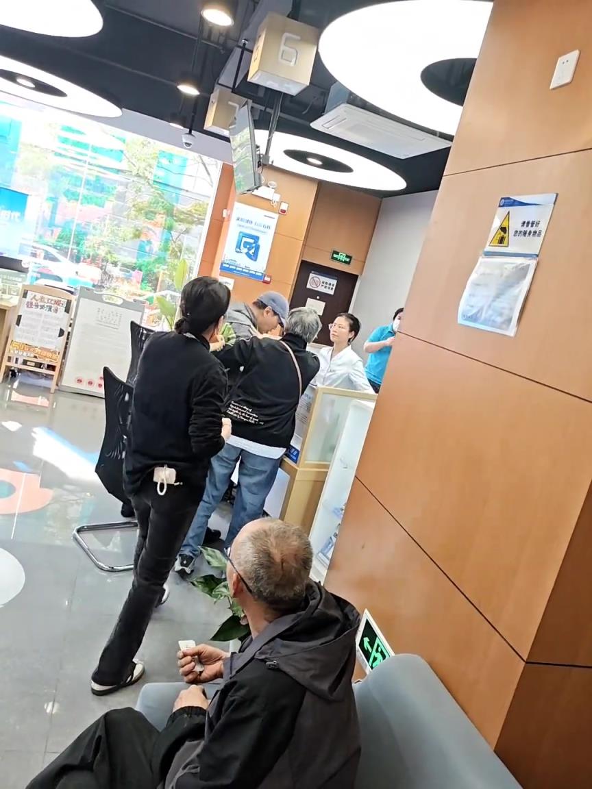 大爷因为套餐问题，跟营业员干起来！！