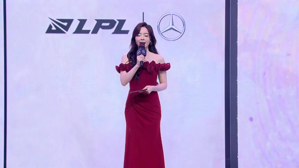 LPL今日女主持人余霜：胸前玫瑰點(diǎn)綴純紅長(zhǎng)裙