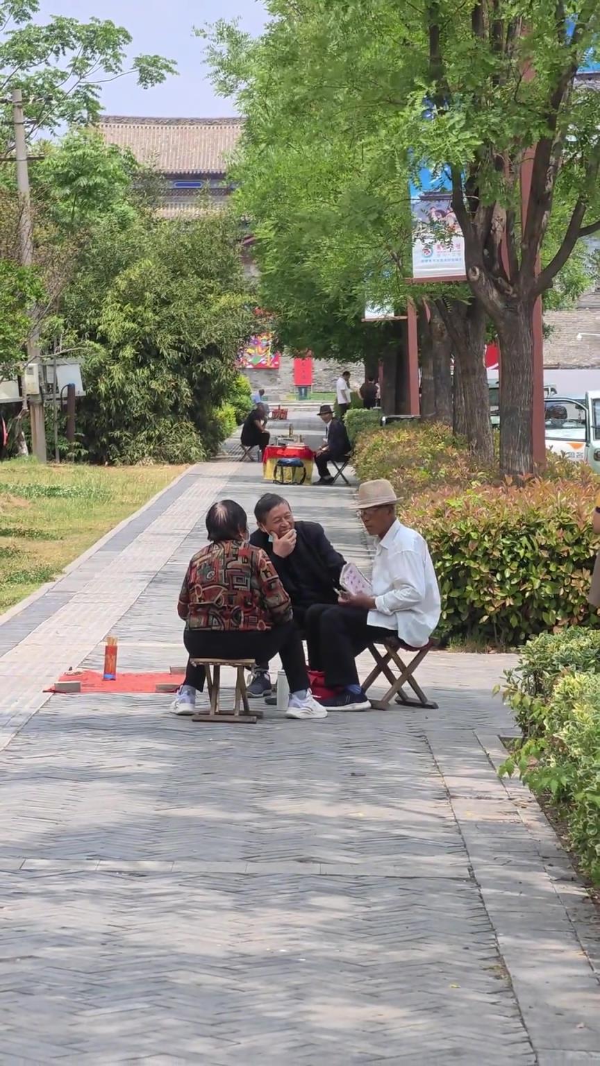 大媽與街頭算命大爺發(fā)生推搡，這是說的大媽哪兒不好了？