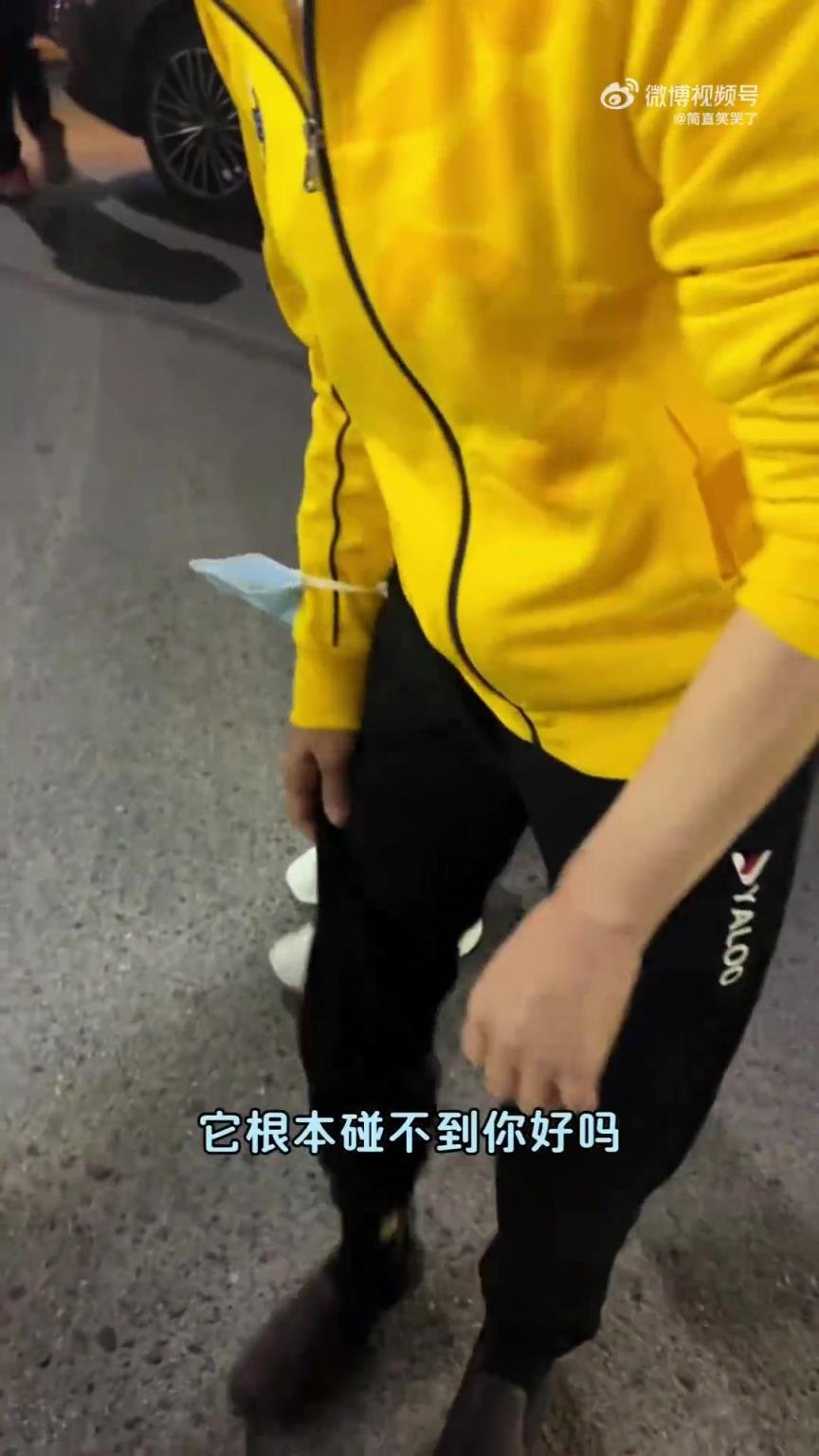 女子牵嘴罩狗溜弯，狗子回头碰路人引其不满