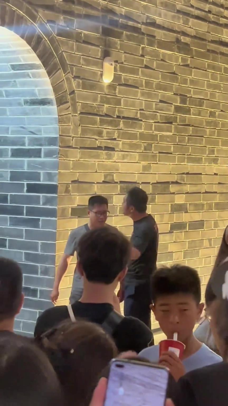 本以為圍著那么多人是看景，沒想到是看戲