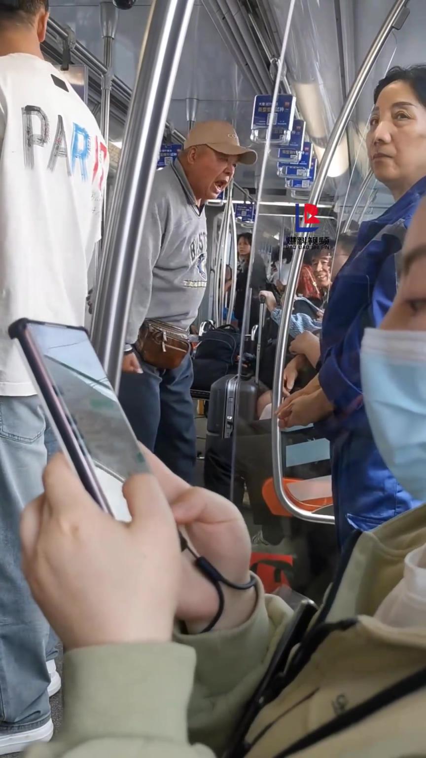 上海地鐵上大爺手指男子這是老人專坐，看這狀態(tài)哪老年人了？