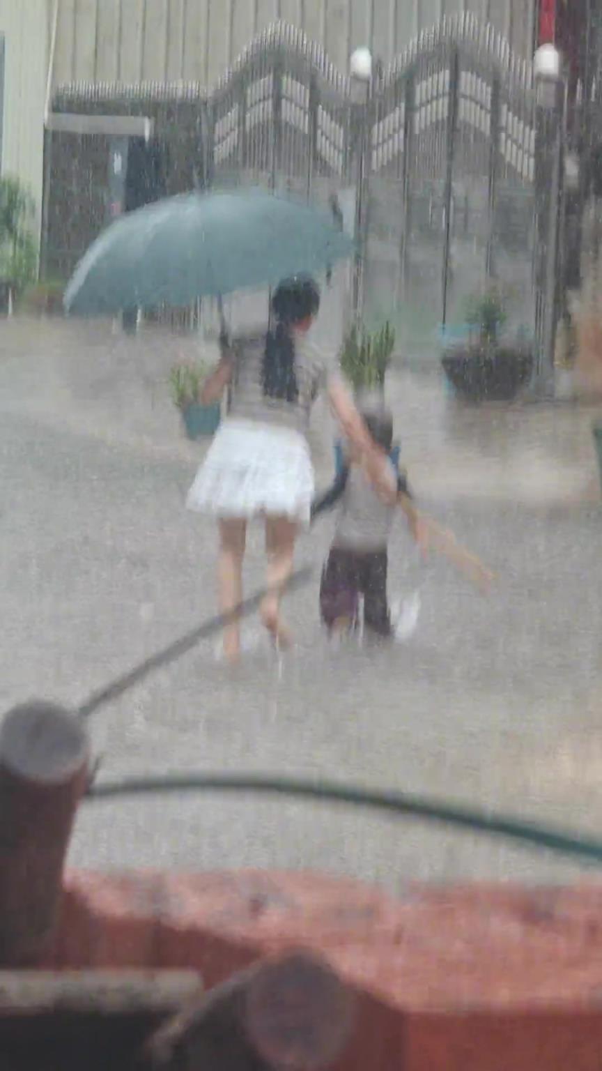 真正的做到了下雨天打孩子闲着也是闲着