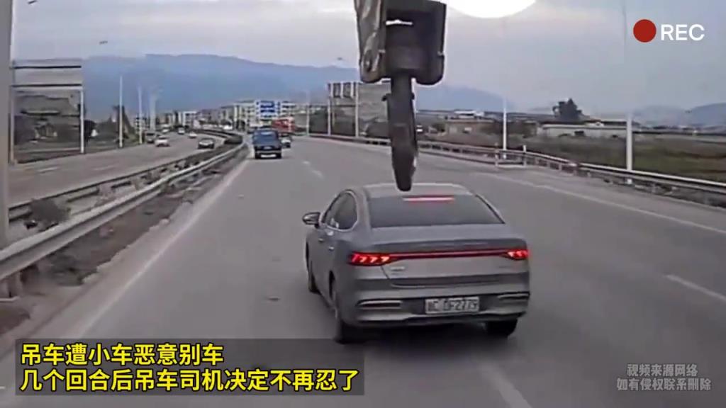 吊車遭小車惡意別停，幾個回合后吊車司機決定不再忍了