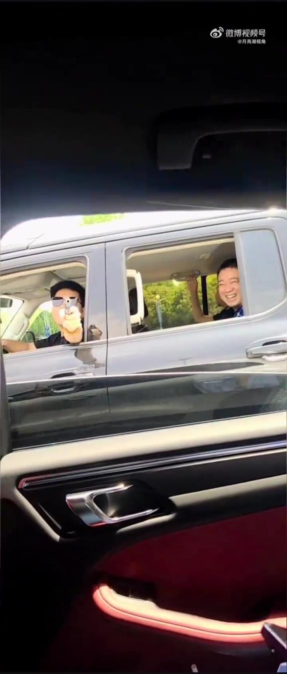 这回玩笑开大了吧，以后还敢嘚瑟啵……