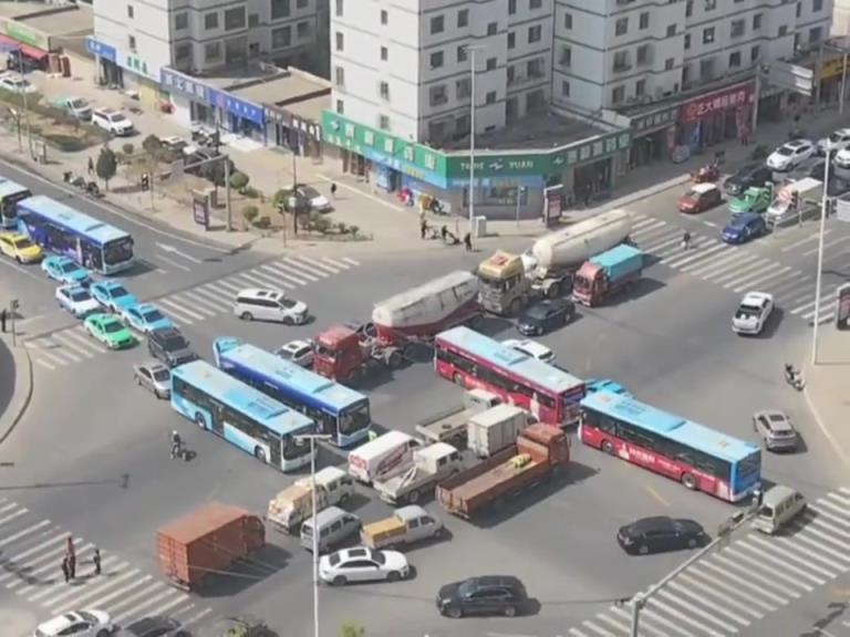大千世界，無奇不有！大街驚現詭異畫面……