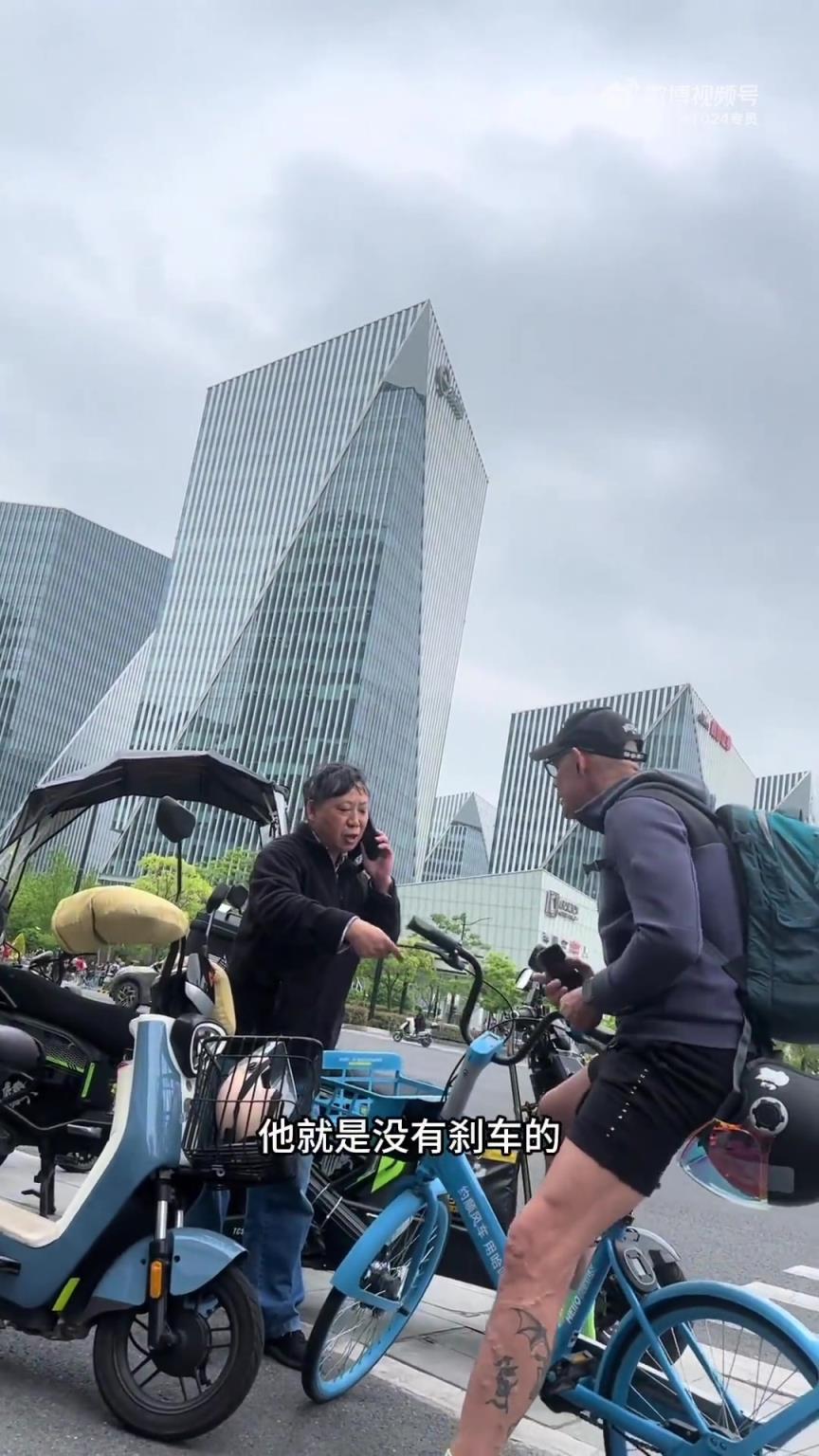 一边是老年人，一边是老外，这局面如何破解？