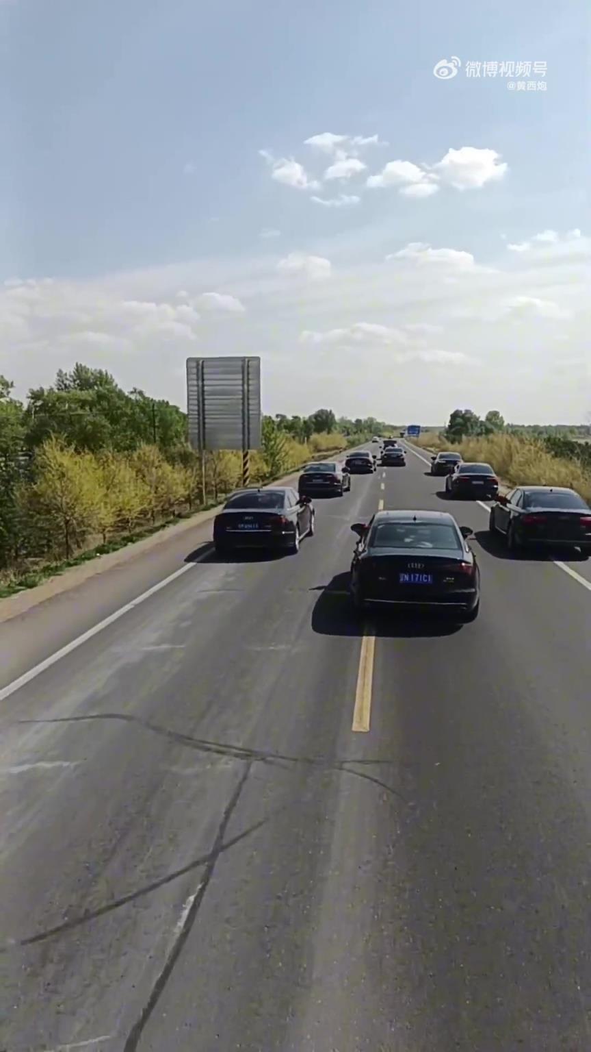 網(wǎng)友：結(jié)婚車隊堵路，甚至霸占對向車道