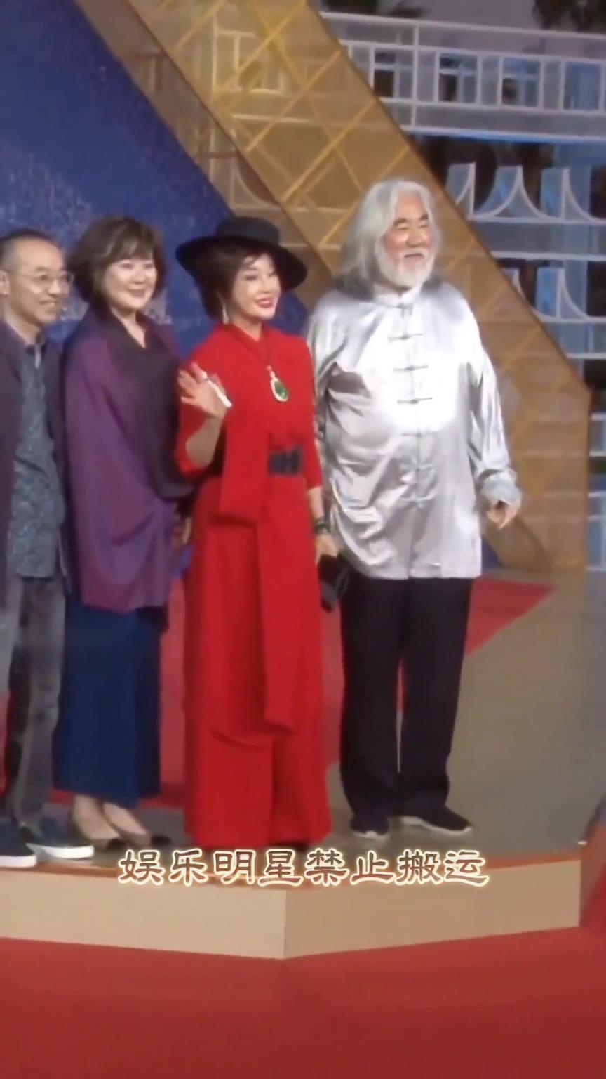 张纪中刘晓庆 同框出席走红毯，两位这状态如何？