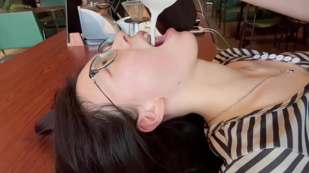 女生这是什么喝法？很容易呛到吧！！