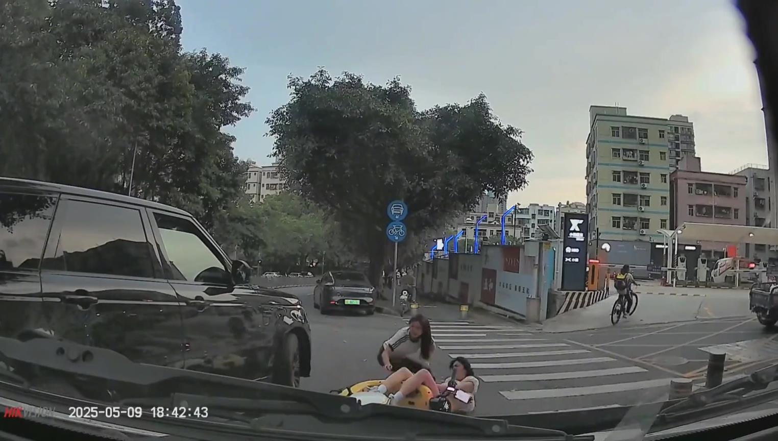 两个女生摔得不轻啊！这是谁的责任？！