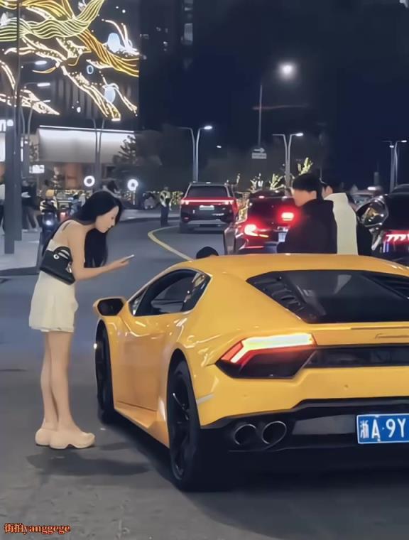 年輕女子搭訕路邊蘭博基尼車(chē)主，勇敢的先享受世界？