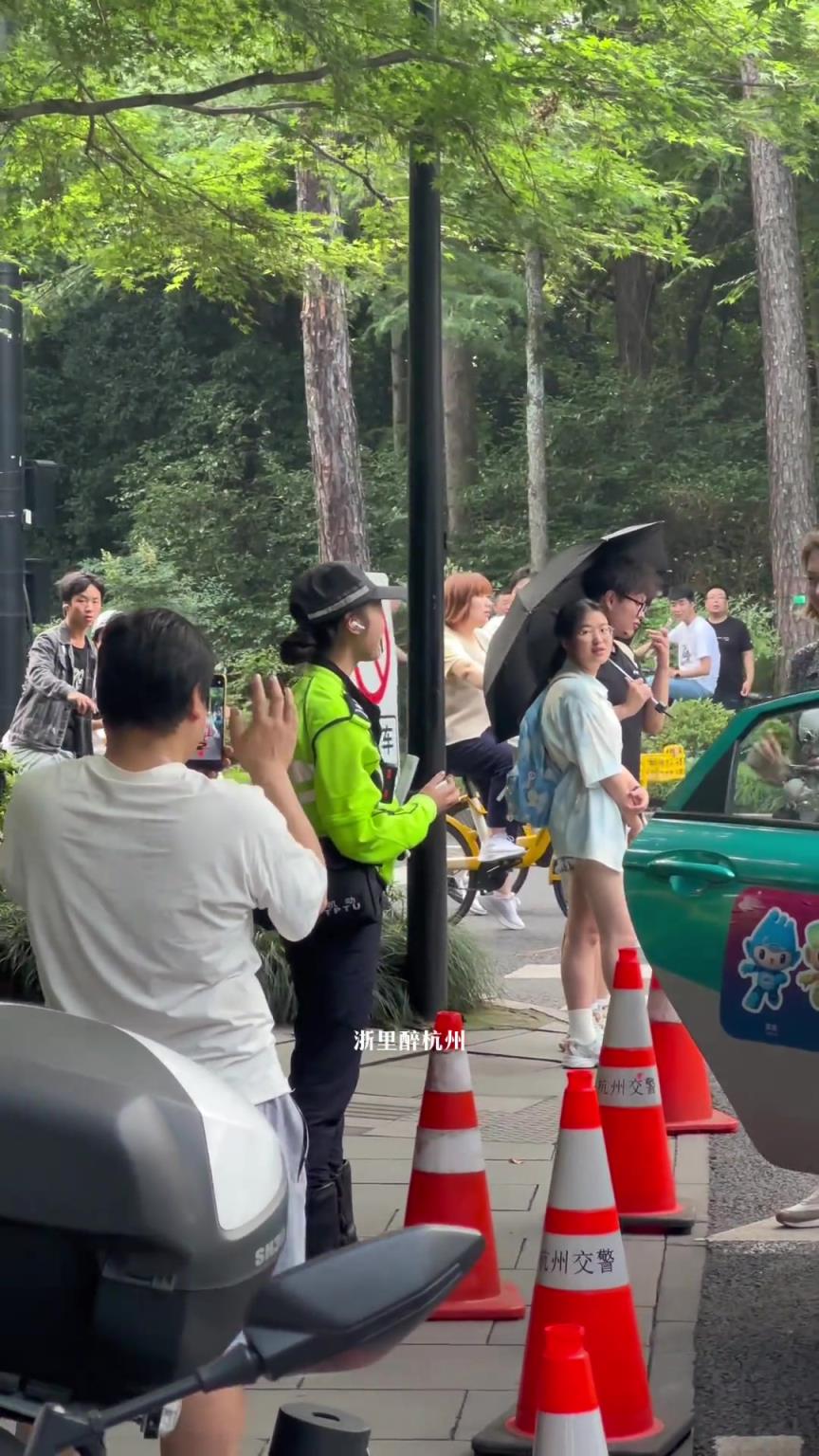 她們這下車是看到啥了？笑這么開心...