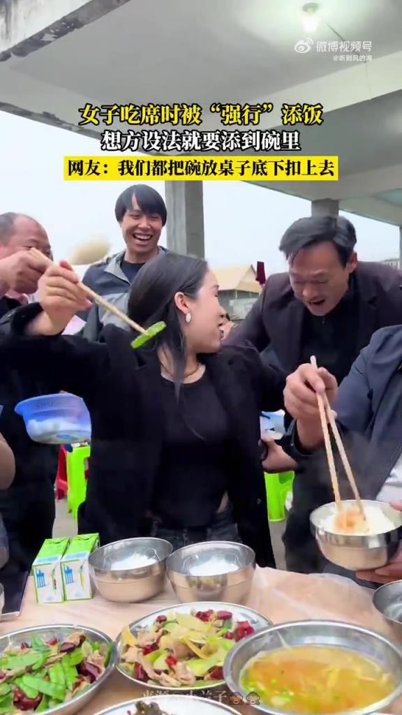 女子吃席時被“強行”添飯，想方設法就要添到碗里！