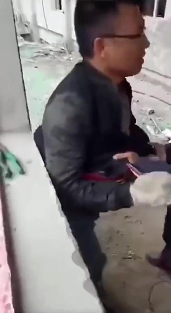 天啊，腰上缠了那么厚，也不怕憋死！！