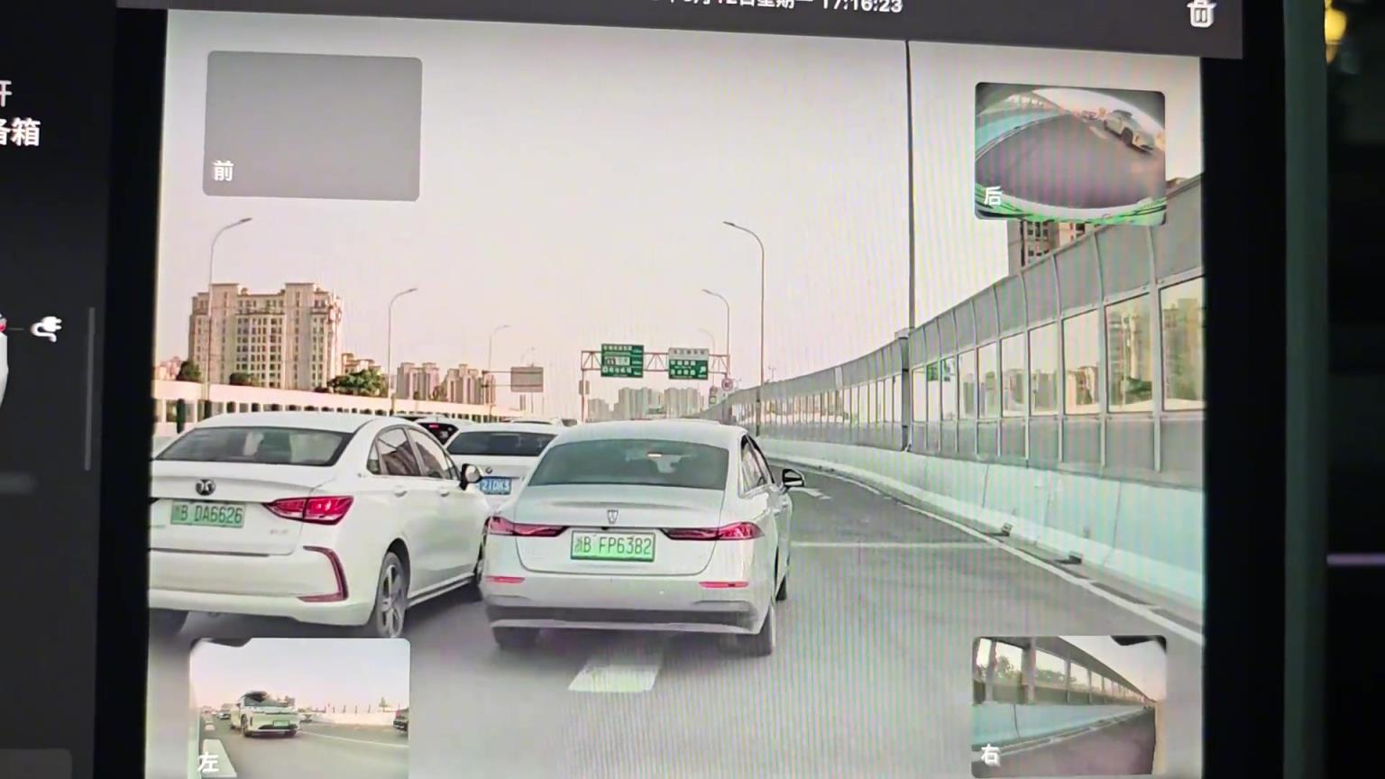 明顯這車不讓他，不知道換下一輛嗎？！